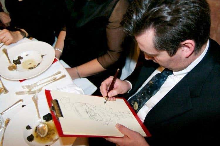 Il vignettista Giovanni Beduschi all'opera